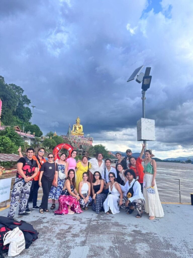 Chiang Rai One Day Trip at White temple